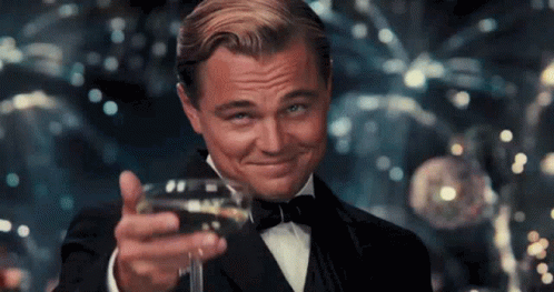 Leonardo di Caprio als Great Gatsby stoßt an