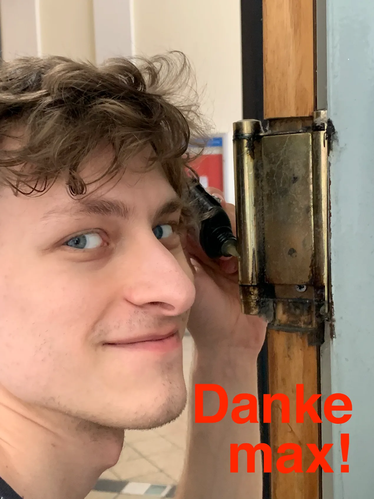 Max schaut intensiv in die Kamera
