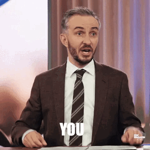 Bewegtes Bild von Jan Böhmermann, wie er 'You rock Kapitalismus' in die Kamera schreit