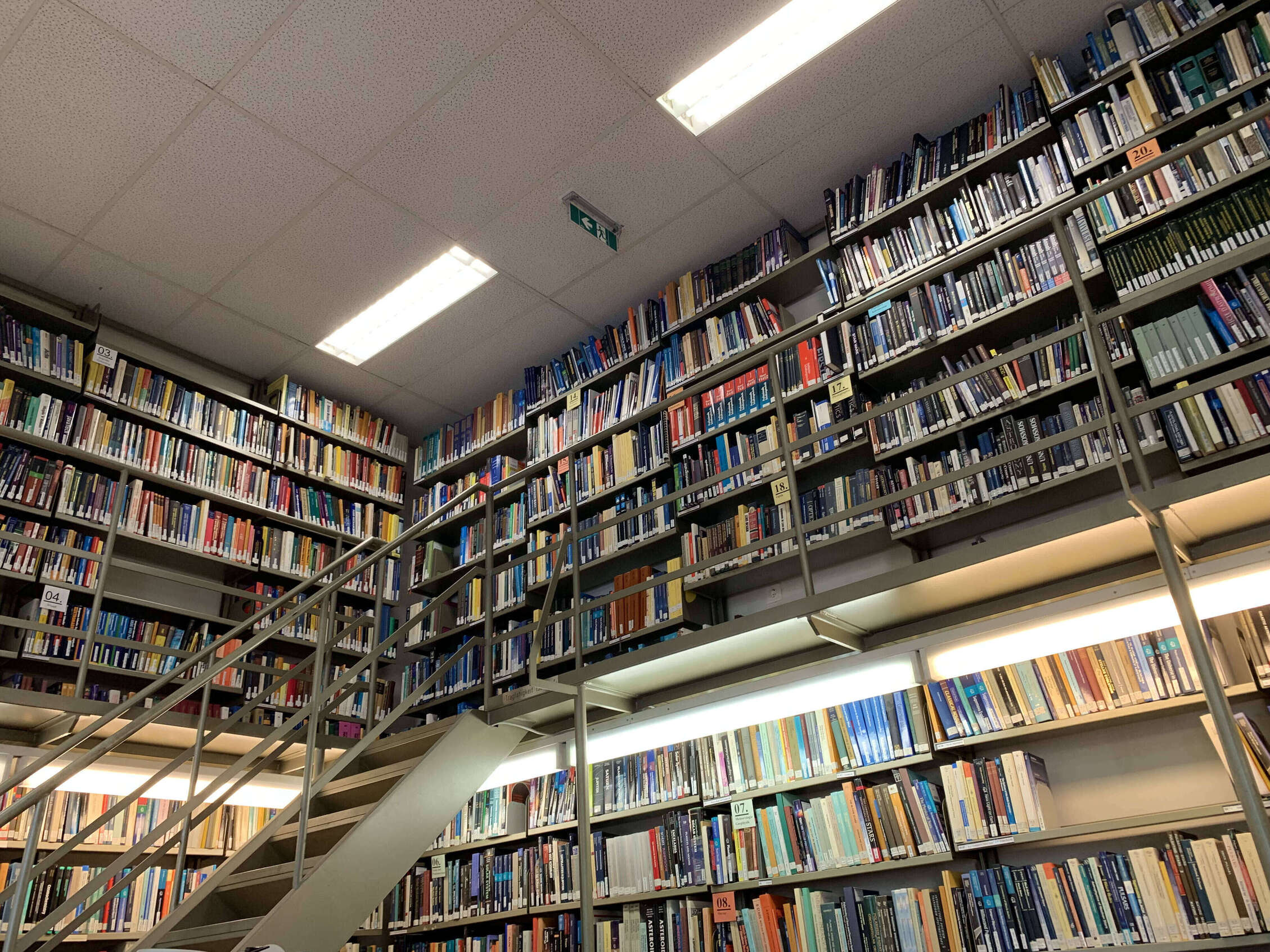 Eine weiße Kuppel auf einem backsteinenem Gebäude